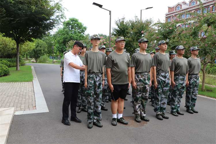 图片班主任陪伴学生训练.JPG
