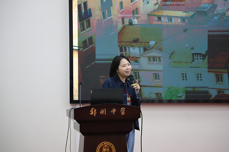 1761007724970727.jpg 图片1:SEG招生官Audrey Cai介绍瑞士教育集团.JPG