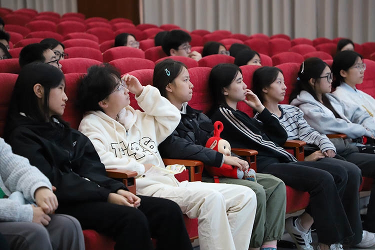 1761007762338258.jpg 图片3.1:同学们认真聆听、积极提问.JPG