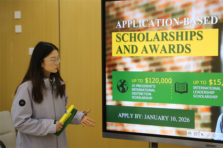 1761185725582761.jpg 图片1:阿尔伯塔大学招生官作宣讲.JPG