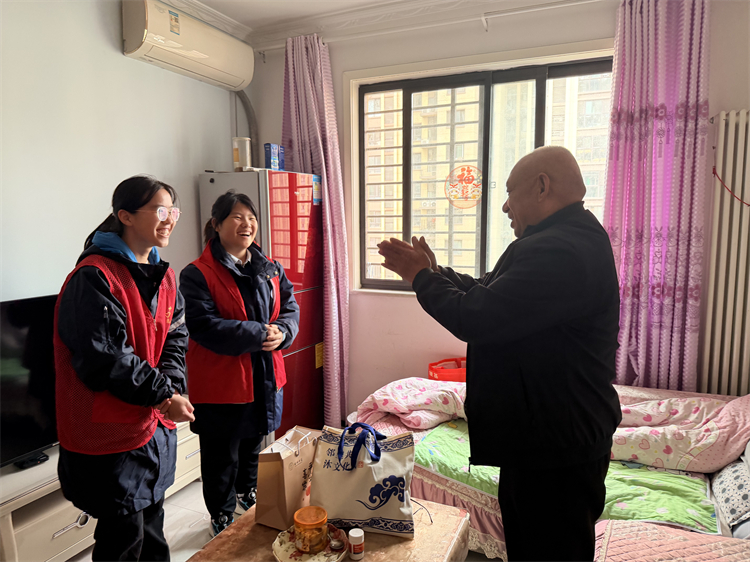 1761527543938636.jpg 图5 为老人演唱歌曲.jpg