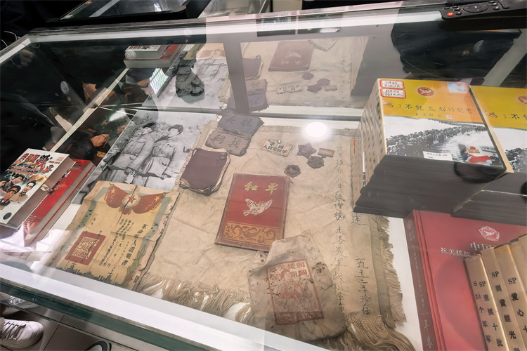 1761639496448777.jpg 图片9:张馆长的父亲张增德与战友陈春元共同打下美军战机,从美军降落企上割下来的帆布.jpg