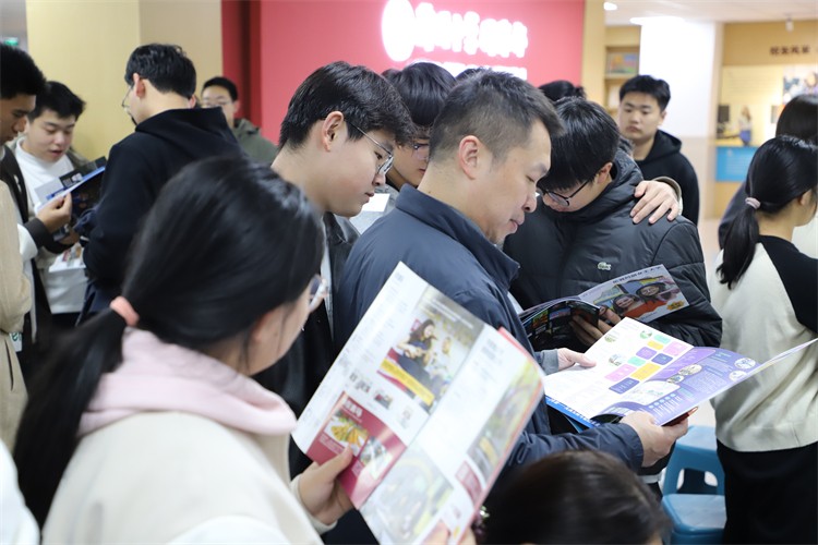 1763343075254372.jpg 图片5:认真查看招生细则.JPG