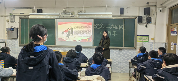 1765328829901861.jpg 图3:召开主题班会.jpg