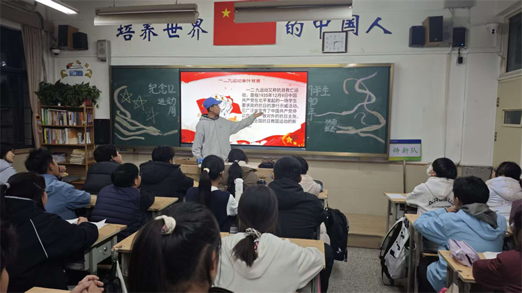 1765328838454671.jpg 图4:讲述英雄故事.jpg