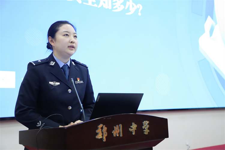 1774858908812062.jpg 图二:高新公安分局网安大队闫晨冰警官为同学们普及网络安全知识.JPG