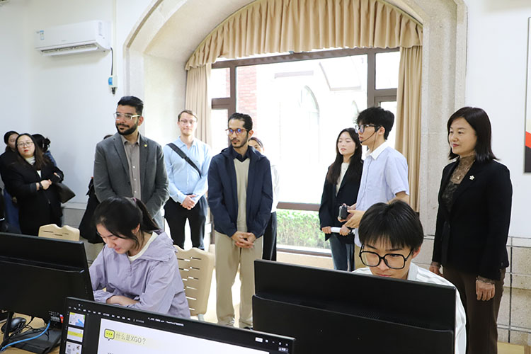 1776647337203523.jpg 图三:参观中德智能制造实验室.JPG