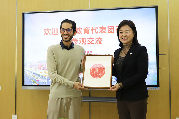 1776647400183070.jpg 图九:双方互赠礼物并合影留念.JPG