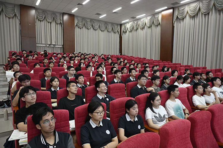 图三：入团积极分子认真听讲.jpg