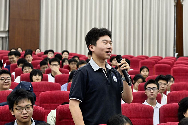 图四：入团积极分子积极提问.jpg