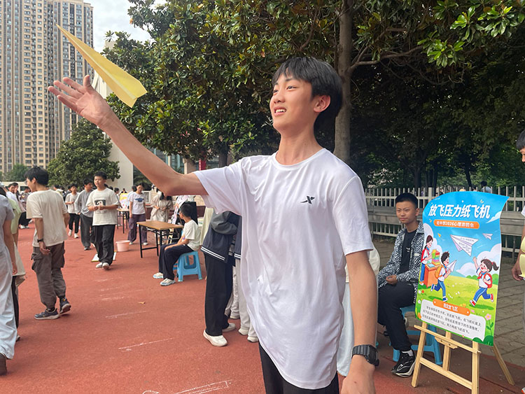 图9：放飞“压力纸飞机”.jpg